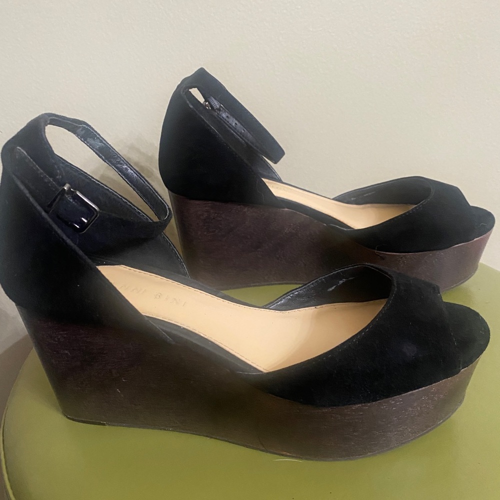 Gianni Bini Chunky Wedge Platform. Size 8. A few imperfections due to wear.
